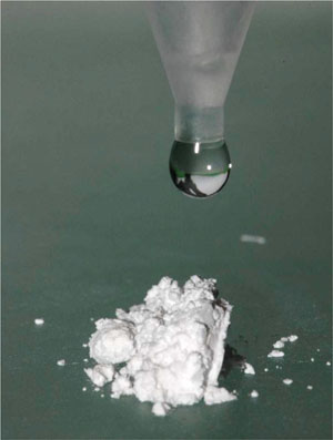 Glaspulver og flydende polymerer.