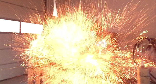 Mobilvideooptagelsen fra eksplosionen ved kortslutningen viser glødende kobber fra den kortsluttede ledning, som bliver kastet rundt i lokalet. Ud over at det ser nytårsflot ud, illustrerer det behovet for en sikker testfacilitet til netop den type forsøg.