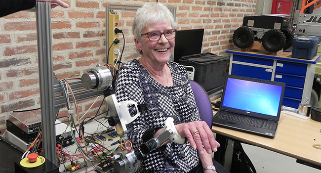 Margit Christensen er en af de frivillige testpersoner, som hjælper forskerne med udviklingen af exoskeletter i laboratoriet på AAU's Institut for Mekanik og Produktion.