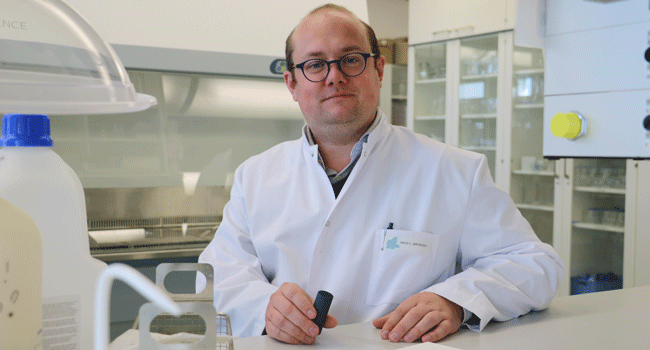 Adjunkt Mads Koustrup Jørgensen i laboratoriet, hvor der forskes i membranteknologi. Foto: Camilla Kristensen, AAU