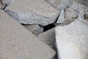 Knækkede betonfliser. Foto: Simon Lei Fredslund