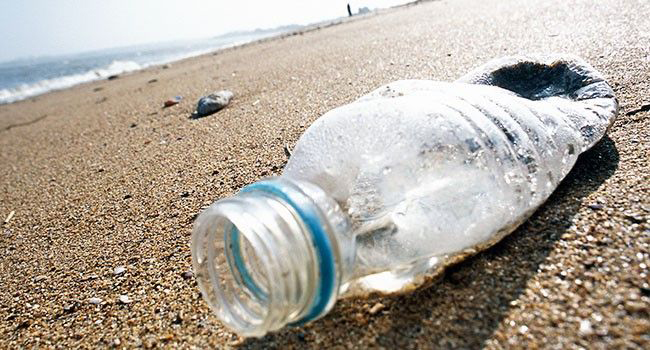 Hvordan håndterer vi effektivt de stigende mængder af plastaffald, der driver ind fra havene? Foto: Colourbox 